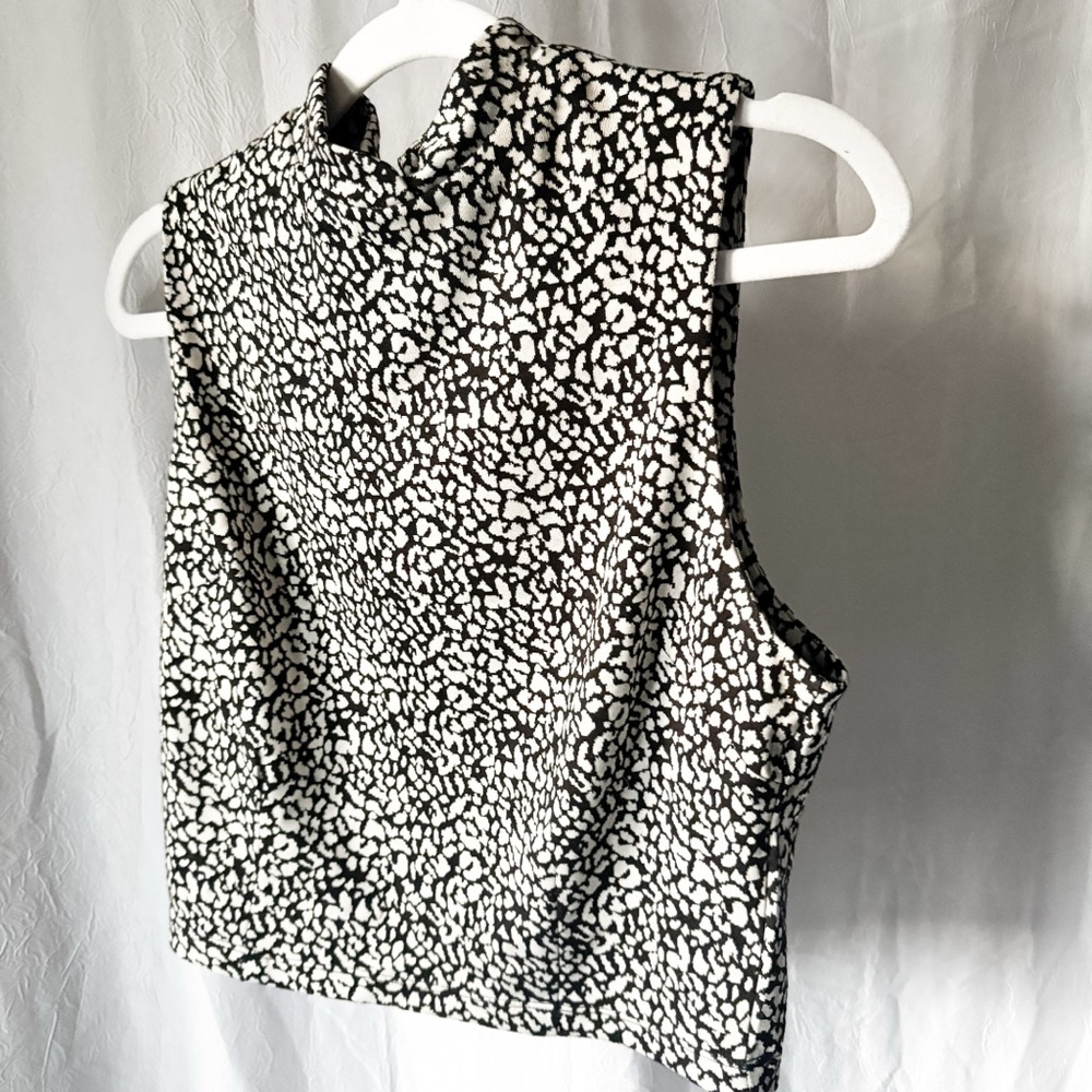 Forever 21 Women’s Medium Blouse Tank Collared Zip Black and White Pattern